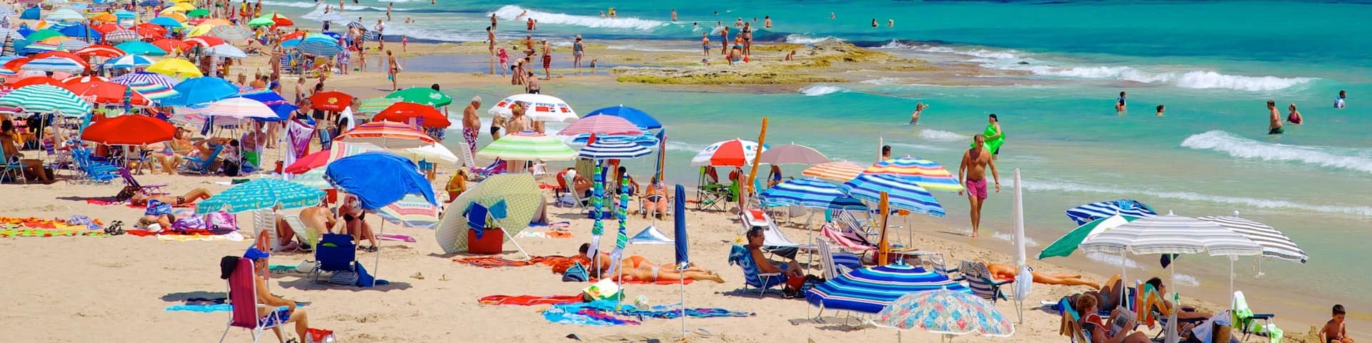 Calpe que incluye una playa, natación y una ciudad costera