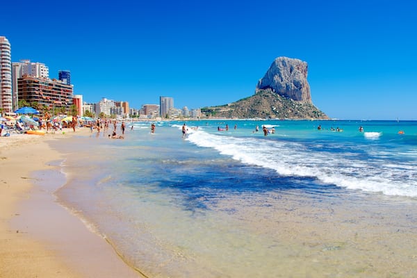 Calpe que incluye surf, vistas de una costa y montañas