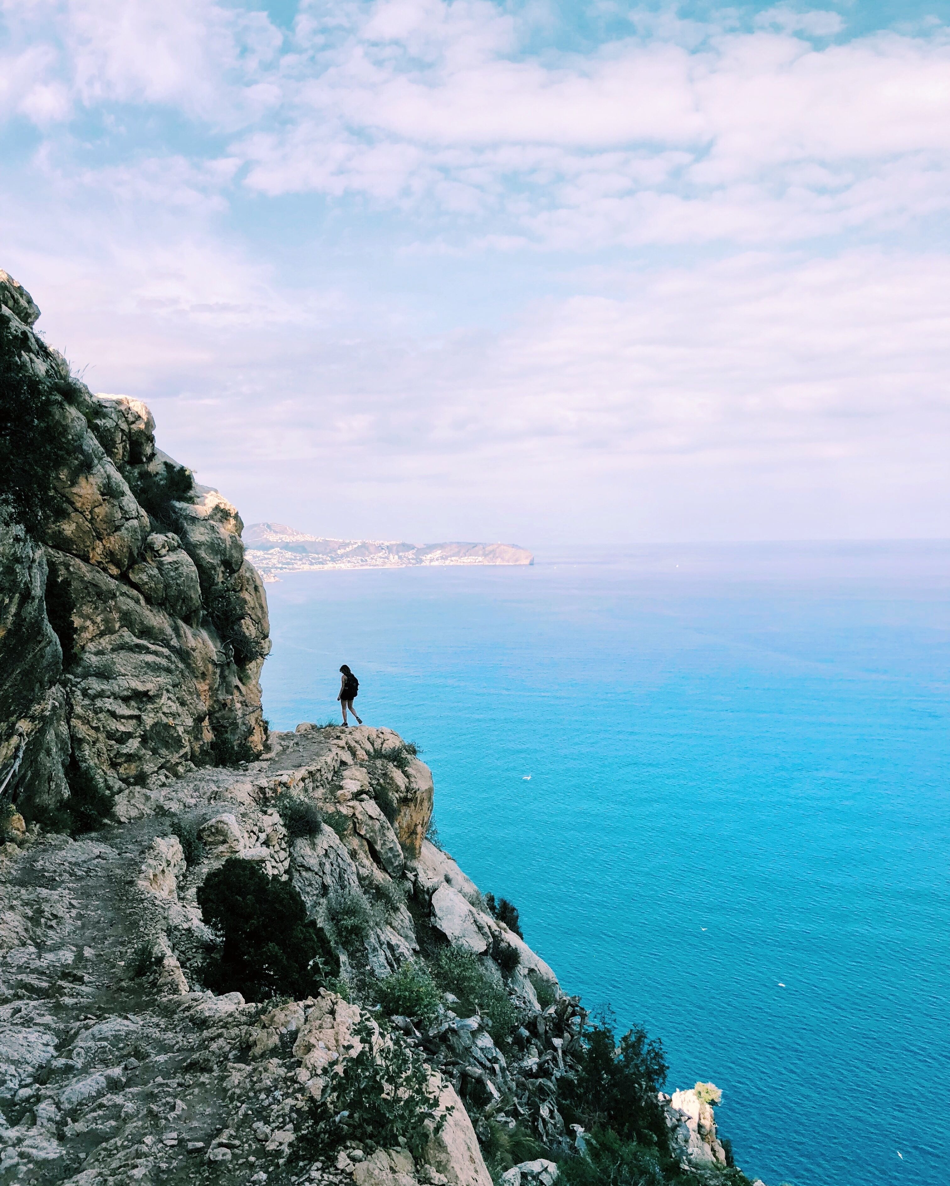 Every corner of the hike at Parque Natural de Penyal D'Ifach is absolutely breathtaking. If you're visiting Calpe during the summer, make sure to hike only in the morning or in the evening, as there isn't much shade throughout the path to the top. #AboveItAll