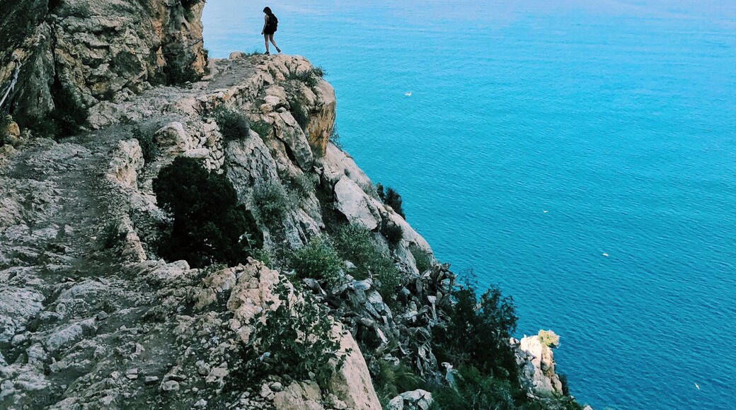 Every corner of the hike at Parque Natural de Penyal D'Ifach is absolutely breathtaking. If you're visiting Calpe during the summer, make sure to hike only in the morning or in the evening, as there isn't much shade throughout the path to the top. #AboveItAll