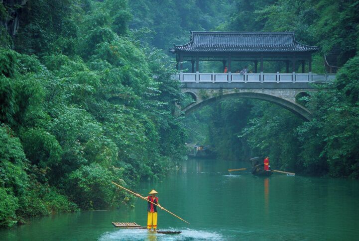 China, hubei, Yi Chang, Shi Pai Village, man on raft