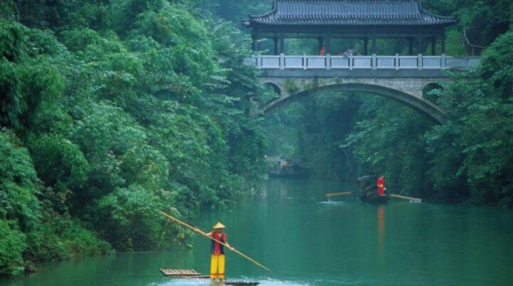 China, hubei, Yi Chang, Shi Pai Village, man on raft