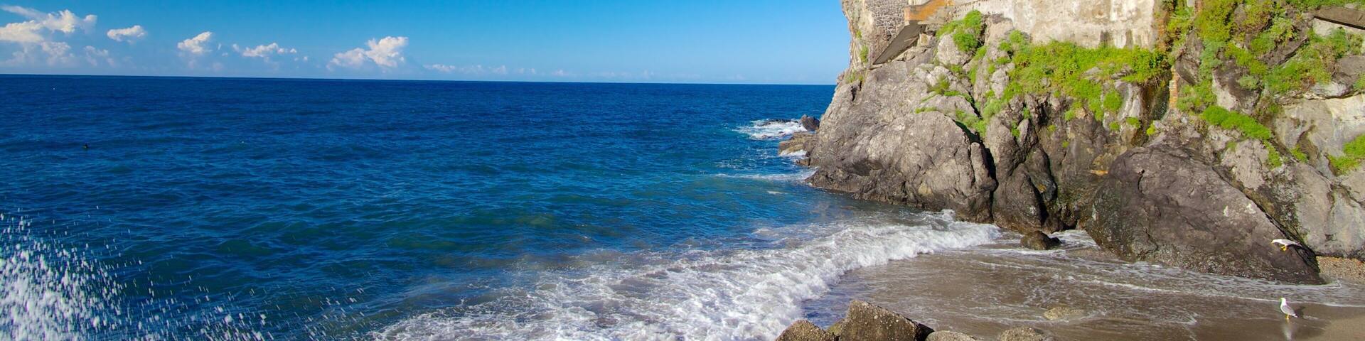 Amalfikusten som visar en kuststad och klippig kustlinje