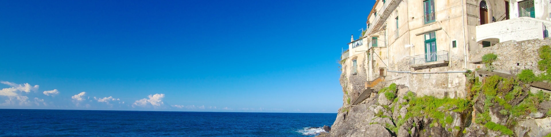 Costa de Amalfi mostrando litoral acidentado e uma cidade litorânea