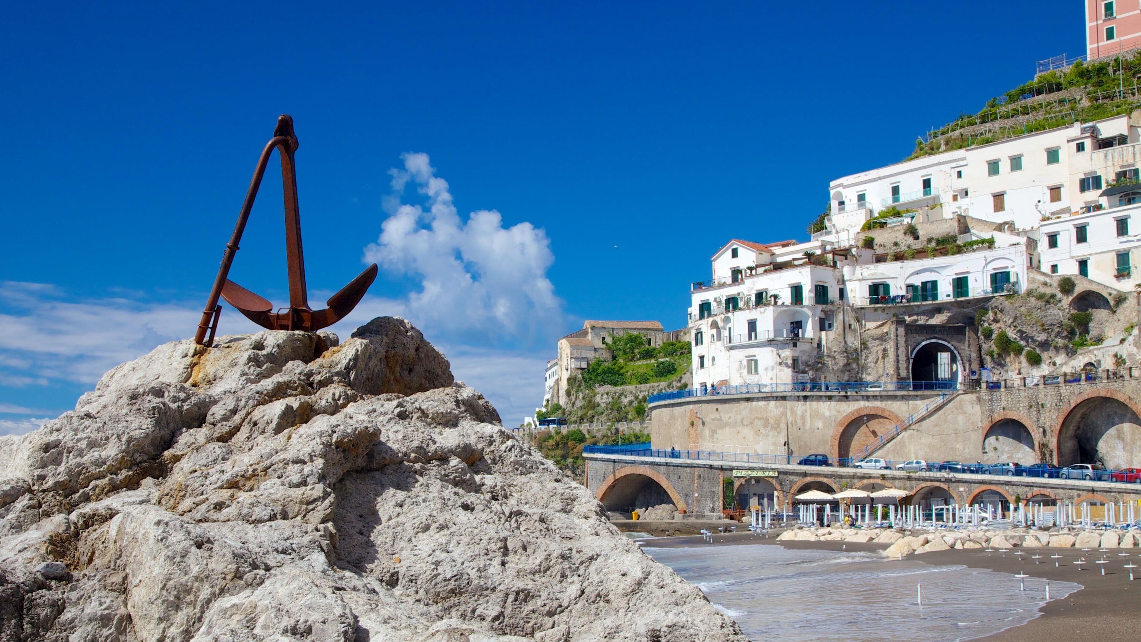 Amalfi Coast toont een zandstrand, een kiezelstrand en een kuststadje