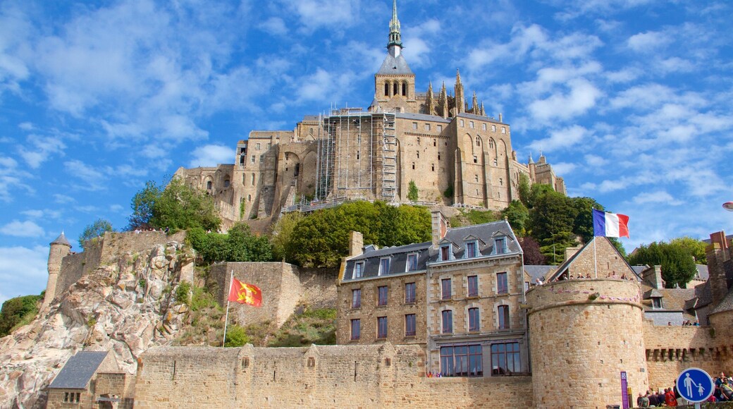 Le Mont-Saint-Michel que inclui uma cidade pequena ou vila, um pequeno castelo ou palácio e elementos de patrimônio