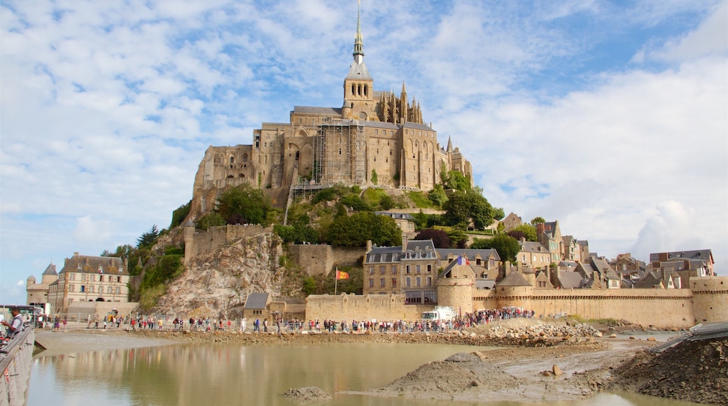 Le Mont-Saint-Michel que inclui elementos de patrimônio, um castelo e uma cidade pequena ou vila