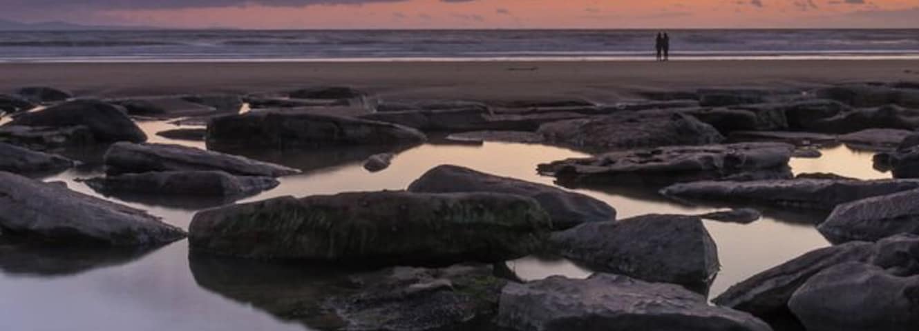 Sunset viewers at Llantwit Major beach
#bvstrove