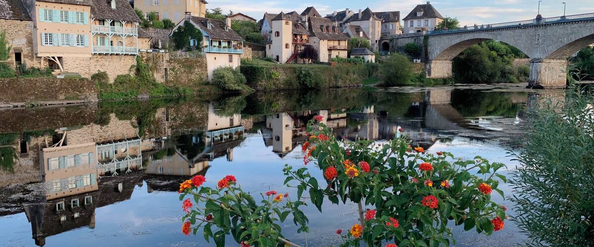 Superbes bâtisses d’argentat sur Dordogne