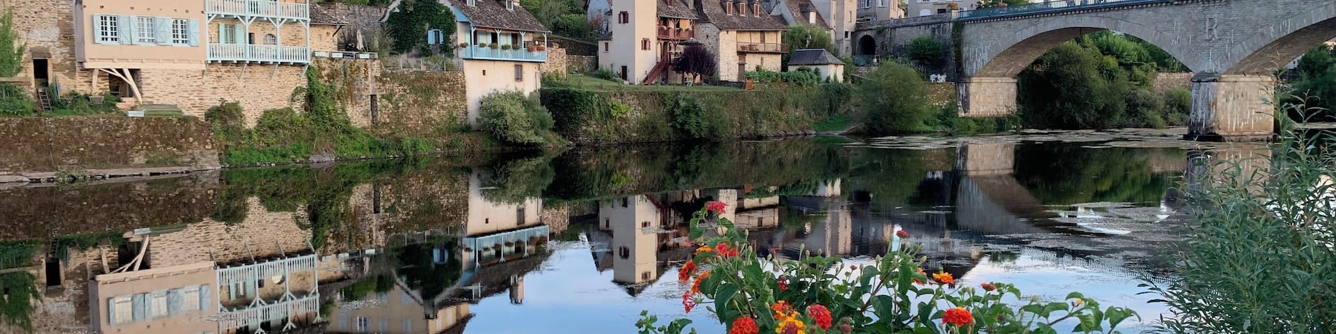 Superbes bĂątisses dâargentat sur Dordogne