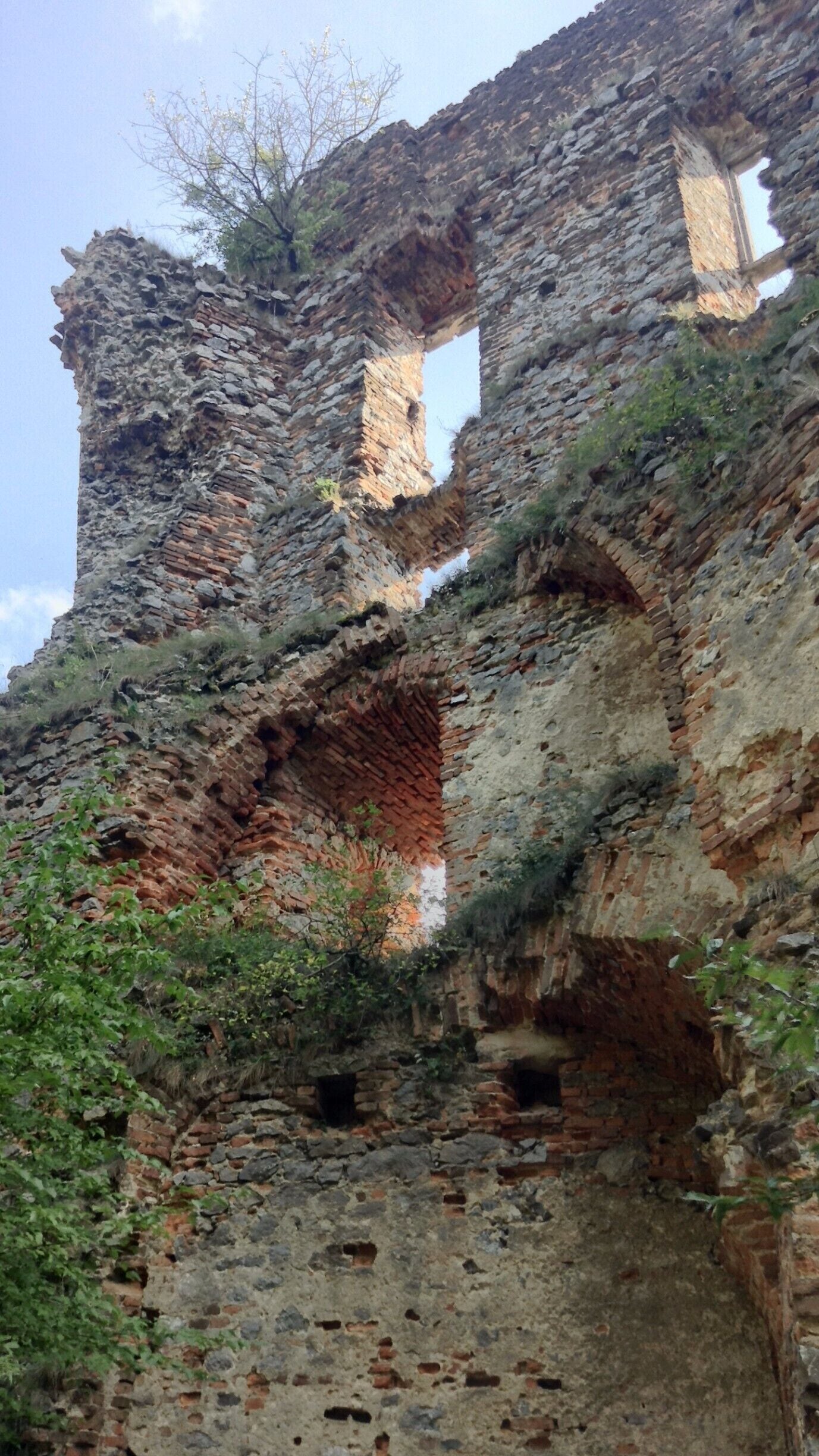 This medieval castle was built in the 13th century, was rebuilt having been destroyed by fire during the 18th century, and has been in ruins since demolished by Napoleon’s Army in 1809. Whilst only some of the masonry remains today, it’s a popular destination or stop for hikers. The views of the Malé Karpaty and of Lower Austria are incredible.

#malekarpaty