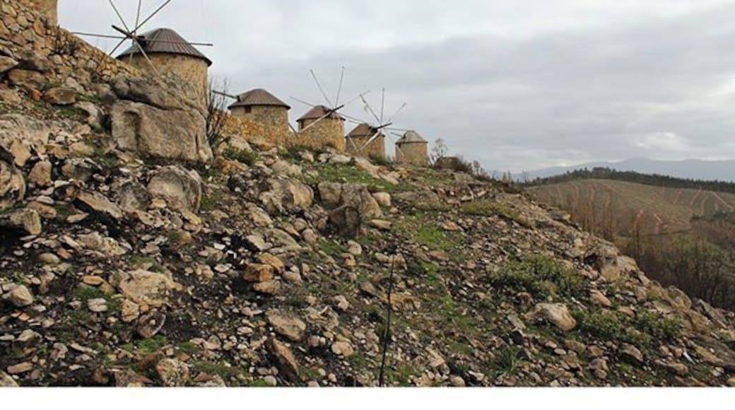 A Serra da Atalhada situa-se na freguesia de Friumes, concelho de Penacova. No cimo da serra, podemos ver os Moinhos de Vento, hoje sem uso, mas que em tempos, permitiam moer o cereal das populações mais próximas.