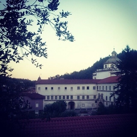 é um dos mais antigos Mosteiros da Europa, uma vez que, segundo algumas teorias, a sua fundação remonta a meados do século VI.