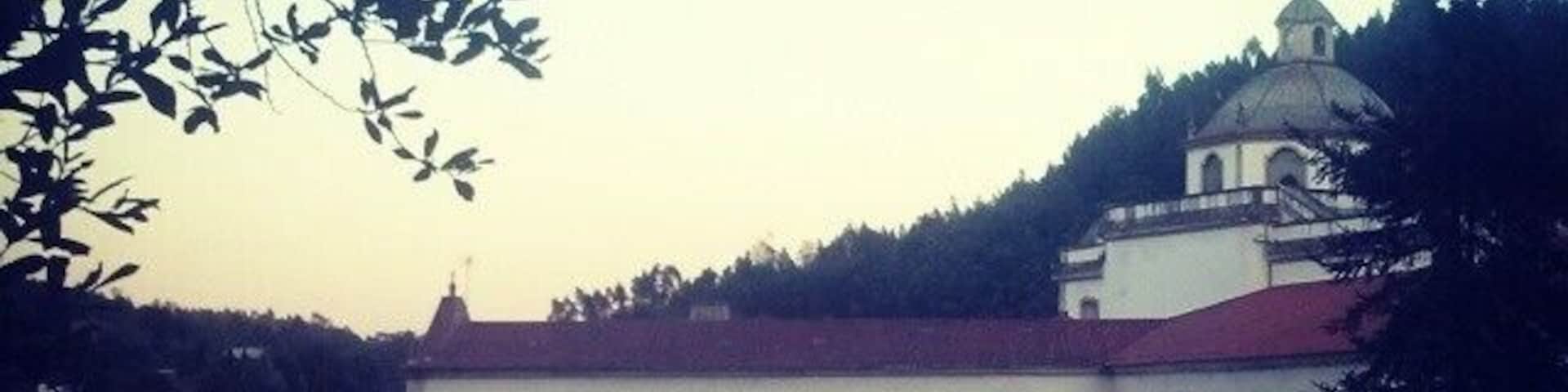 é um dos mais antigos Mosteiros da Europa, uma vez que, segundo algumas teorias, a sua fundação remonta a meados do século VI.