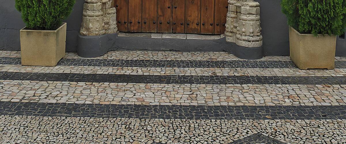 La importante portada manuelina de Olivenza, Badajoz. Data del reinado de Manuel I de Portugal (1495-1521), destacando los escudos de Portugal y Olivenza.