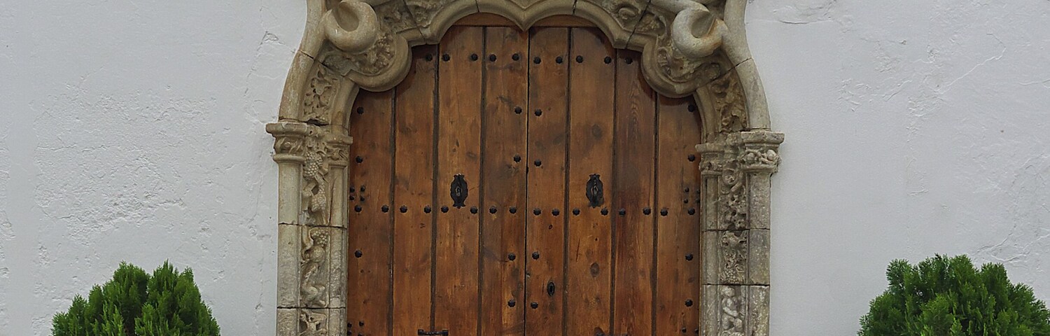 La importante portada manuelina de Olivenza, Badajoz. Data del reinado de Manuel I de Portugal (1495-1521), destacando los escudos de Portugal y Olivenza.