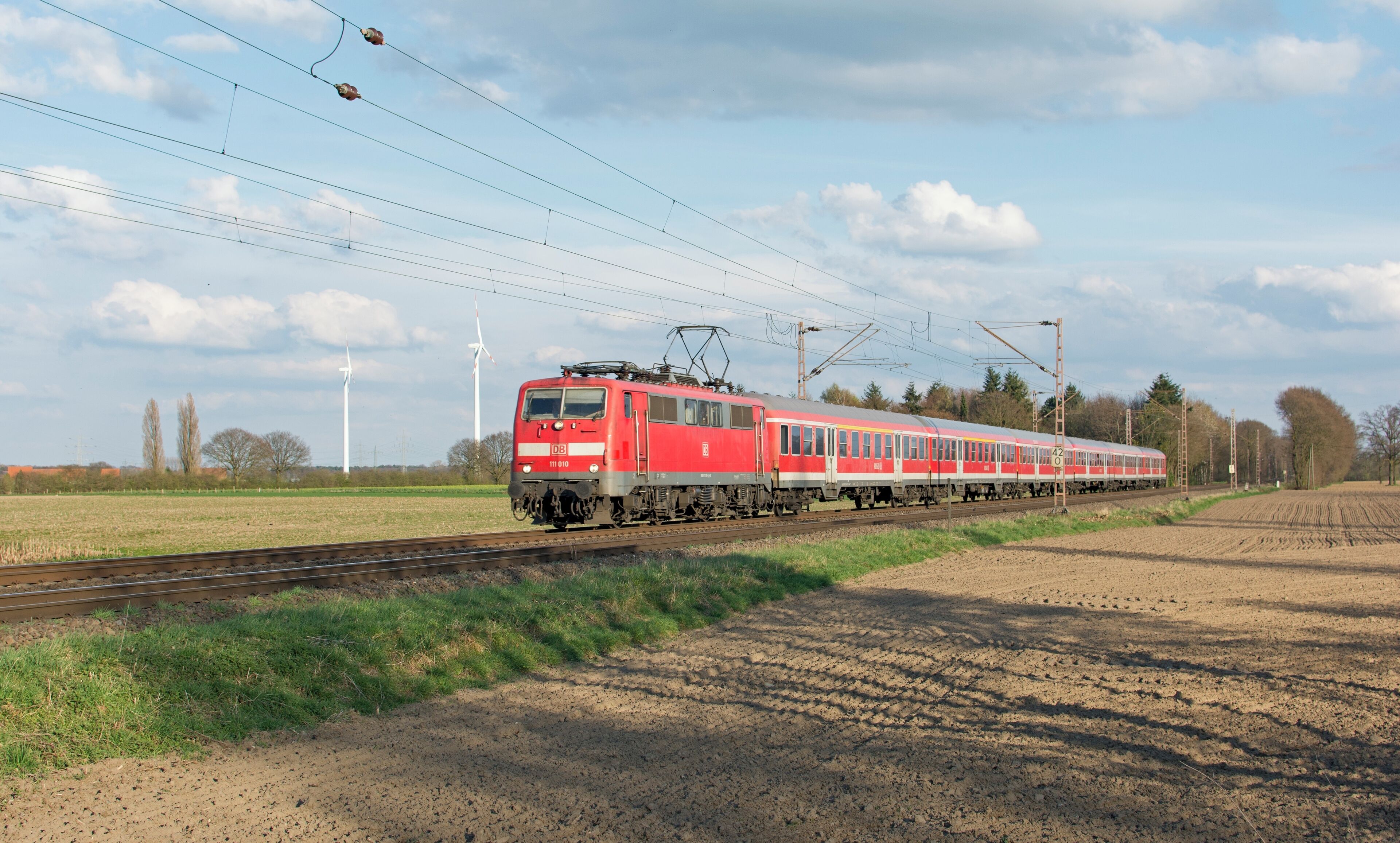 DB 111 010 met de RB35 als spitstrein 30534 naar Emmerich. De trein passeert hier aan het begin van de avond Haldern