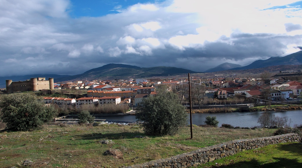 Panorámica de la villa y su castillo