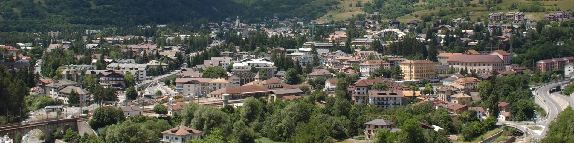 Bardonecchia showing mountains and a small town or village