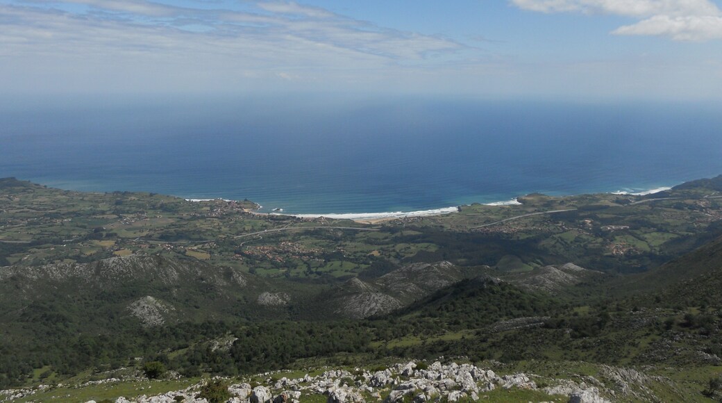 vista del Cantábrico desde el Picu Pienzu (1149 mts )