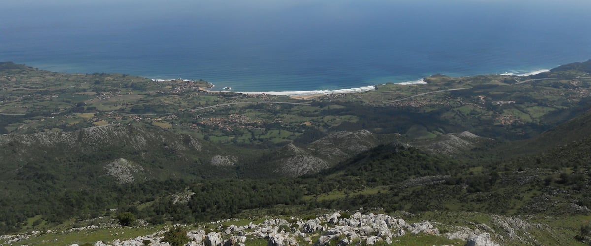 vista del Cantábrico desde el Picu Pienzu (1149 mts )