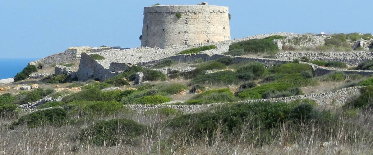 Coastal defense tower d'En Penjat, called Torre Stuart by the British at the time of their domination of Menorca. It was built by the British in 1789. It served to protect the entrance to the port of Mahon. La torre de defensa costera d'En Penjat, llamada Torre Stuart por los británicos en la época de su dominación de Menorca. Fue construida por los ingleses en el año 1789. Servía para proteger la entrada del puerto de Mahón. De kustverdedigingstoren En Penjat, door de Britten Stuart toren genoemd. Het werd in 1789 gebouwd door de Engelsen tijdens hun bezetting van Menorca. Het diende om de toegang tot de haven van Mahon te beschermen.