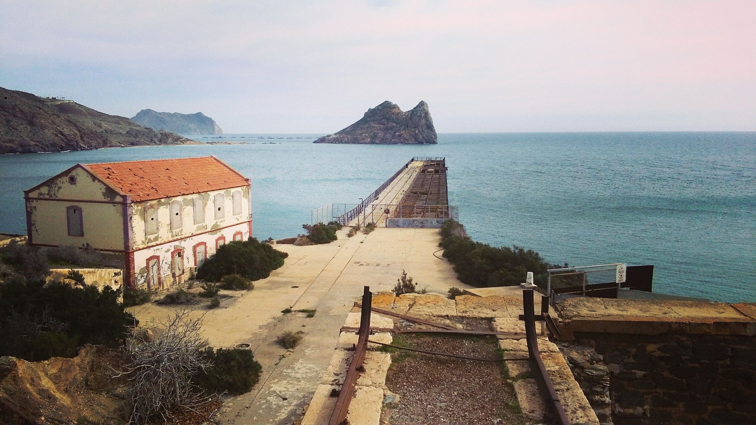 Early February at el Hornillo, Aguilas 
 #StunningStructures Constructed by the British south-eastern railway company, in the late 19th century. A
veritable open air museum, following the former railway line to one of the former unloading tunnels and to El Hornillo Pier lookout.
You can see the end of the rail line in the front of the photo #instone