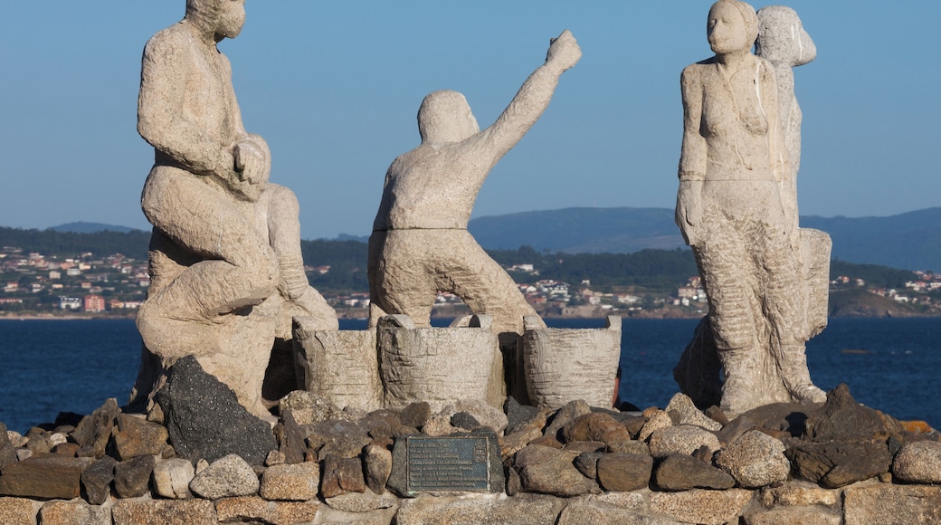 Sculpture dedicated volunteers for the sinking of the Prestige, San Vicente do Mar, O Grove, Galicia. Sculptors: Óscar Aldonza Torres (director), Carlos Alfonzo Fernández, Álvaro García Lema, Roberto Ponte Rego, Pablo Alfonso Malvar