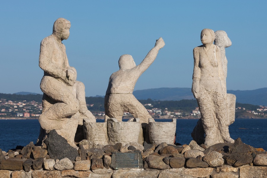 Sculpture dedicated volunteers for the sinking of the Prestige, San Vicente do Mar, O Grove, Galicia. Sculptors: Óscar Aldonza Torres (director), Carlos Alfonzo Fernández, Álvaro García Lema, Roberto Ponte Rego, Pablo Alfonso Malvar