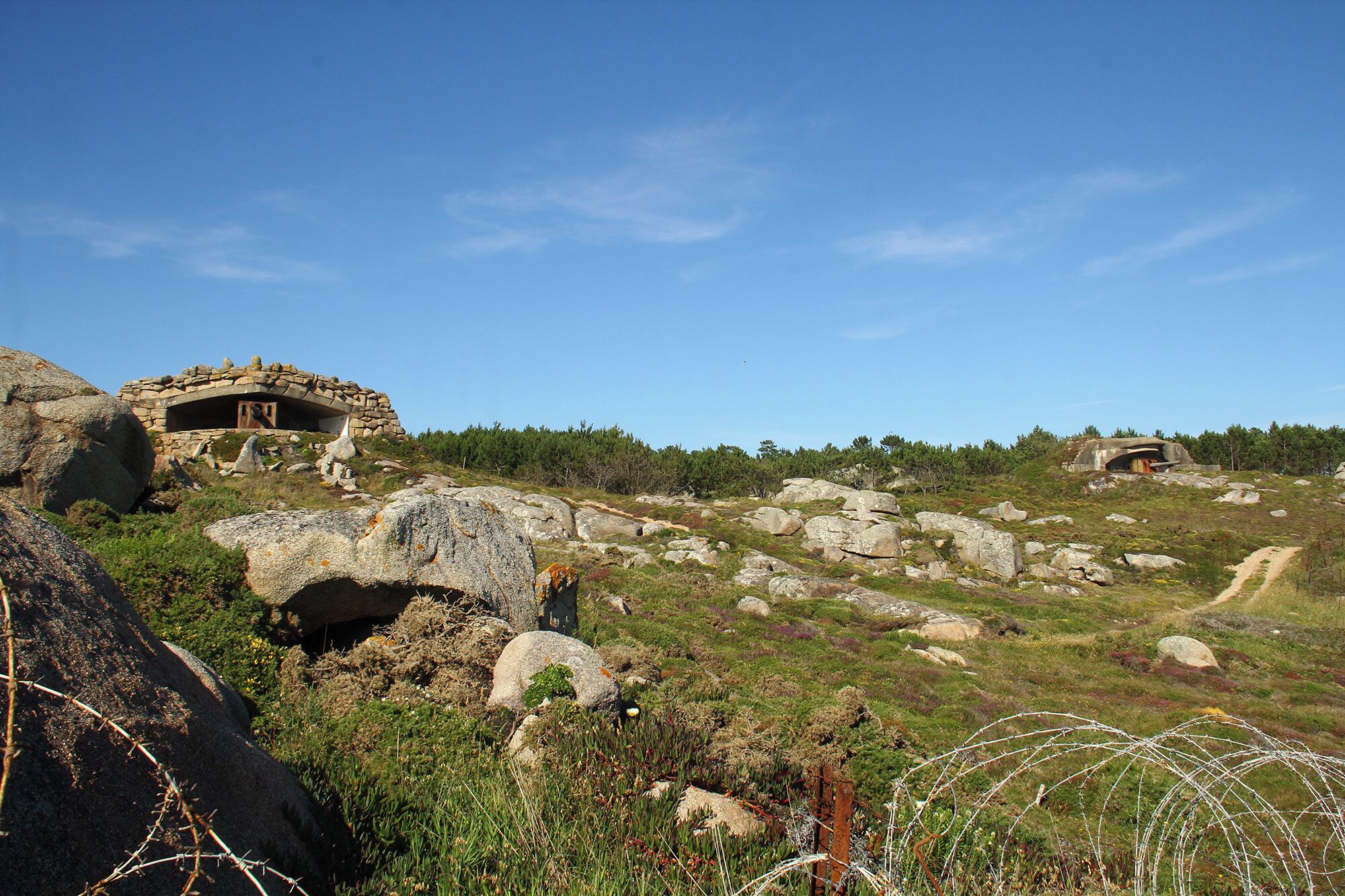 Batería J-1 de Puerto Cuaces, en El Grove (Pontevedra, España). Es la última posición de artillería de costa de esta provincia que sigue siendo zona militar. Pertenece al Ejército de Tierra y se usa como campo de tiro y maniobras de la Brigada Orgánica Polivalente "Galicia" VII (BRILAT) Battery J-1 of Puerto Cuaces Battery J-1 of Puerto Cuaces, in El Grove (Pontevedra, Spain). It is the last position of coastal artillery of this province that remains a military zone. It belongs to the Spanish Army and it os used as a shooting and maneuvers range of the Organic Polyvalent Brigade "Galicia" VII (BRILAT).
