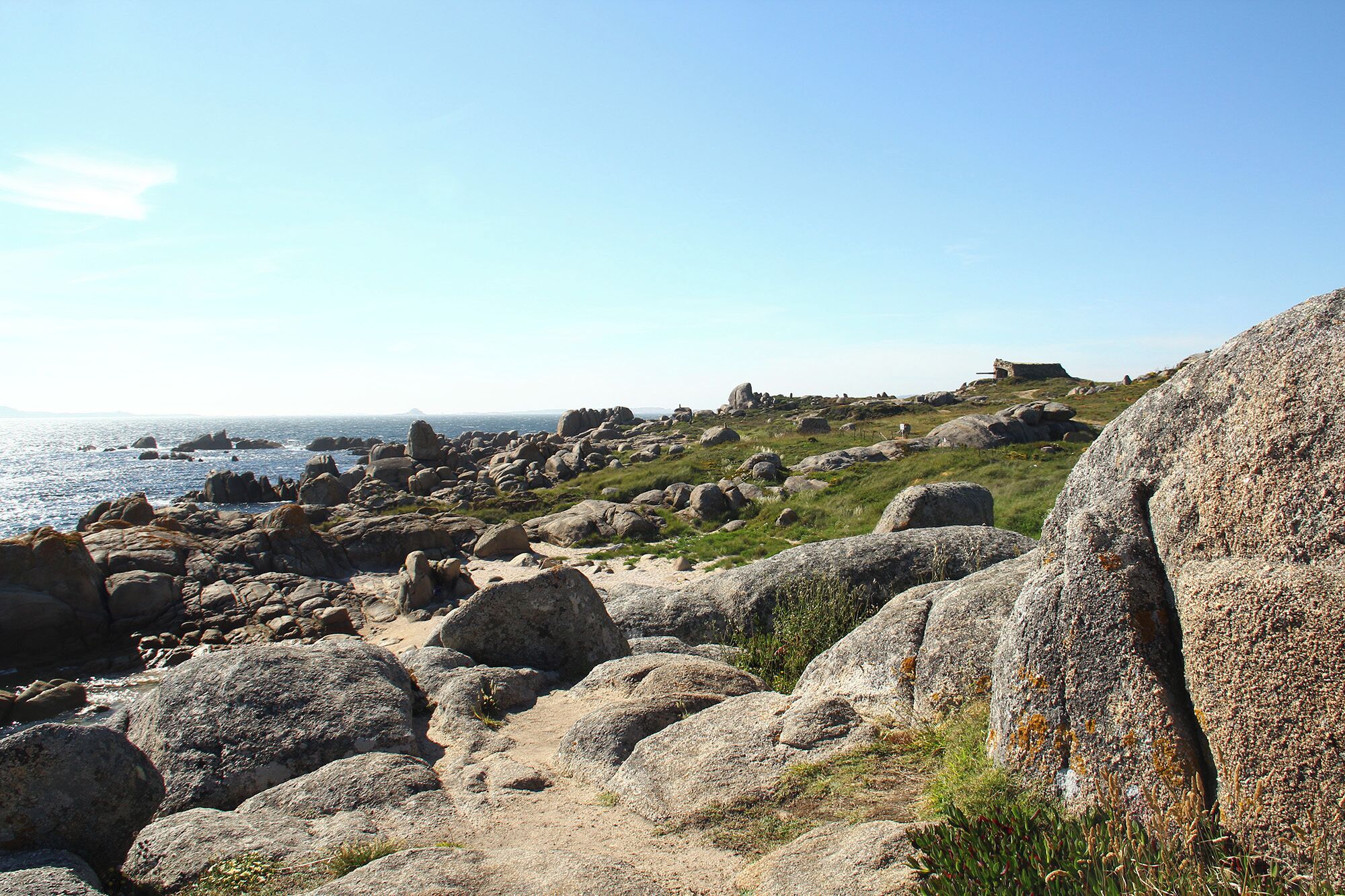 Batería J-1 de Puerto Cuaces, en El Grove (Pontevedra, España). Es la última posición de artillería de costa de esta provincia que sigue siendo zona militar. Pertenece al Ejército de Tierra y se usa como campo de tiro y maniobras de la Brigada Orgánica Polivalente "Galicia" VII (BRILAT) Battery J-1 of Puerto Cuaces Battery J-1 of Puerto Cuaces, in El Grove (Pontevedra, Spain). It is the last position of coastal artillery of this province that remains a military zone. It belongs to the Spanish Army and it os used as a shooting and maneuvers range of the Organic Polyvalent Brigade "Galicia" VII (BRILAT).