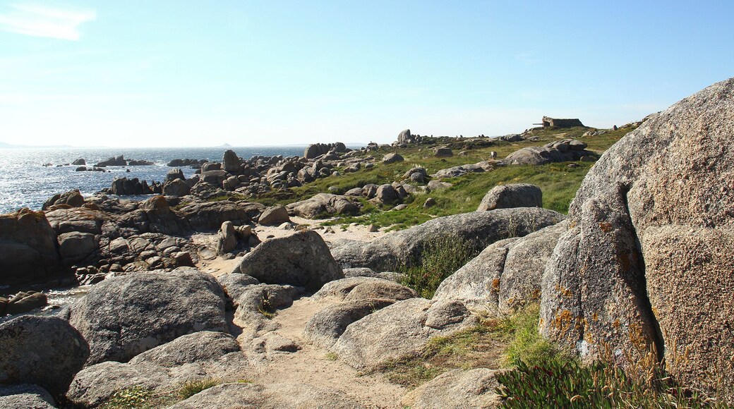 BaterĂa J-1 de Puerto Cuaces, en El Grove (Pontevedra, España). Es la Ășltima posiciĂłn de artillerĂa de costa de esta provincia que sigue siendo zona militar. Pertenece al EjĂ©rcito de Tierra y se usa como campo de tiro y maniobras de la Brigada OrgĂĄnica Polivalente "Galicia" VII (BRILAT) Battery J-1 of Puerto Cuaces Battery J-1 of Puerto Cuaces, in El Grove (Pontevedra, Spain). It is the last position of coastal artillery of this province that remains a military zone. It belongs to the Spanish Army and it os used as a shooting and maneuvers range of the Organic Polyvalent Brigade "Galicia" VII (BRILAT).