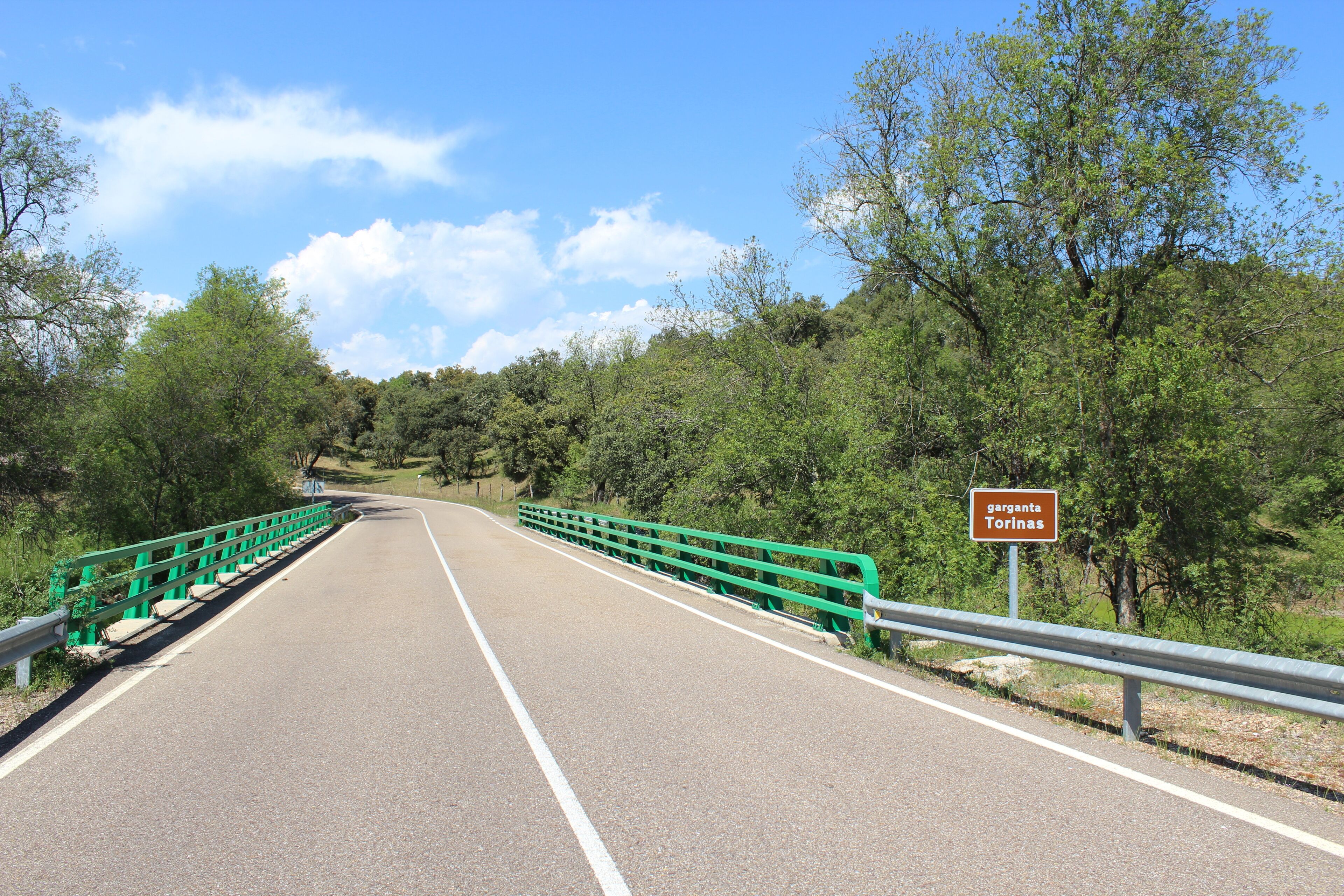 Rótulo de señalización de la garganta Torinas en la carretera CM-5006, provincia de Toledo.