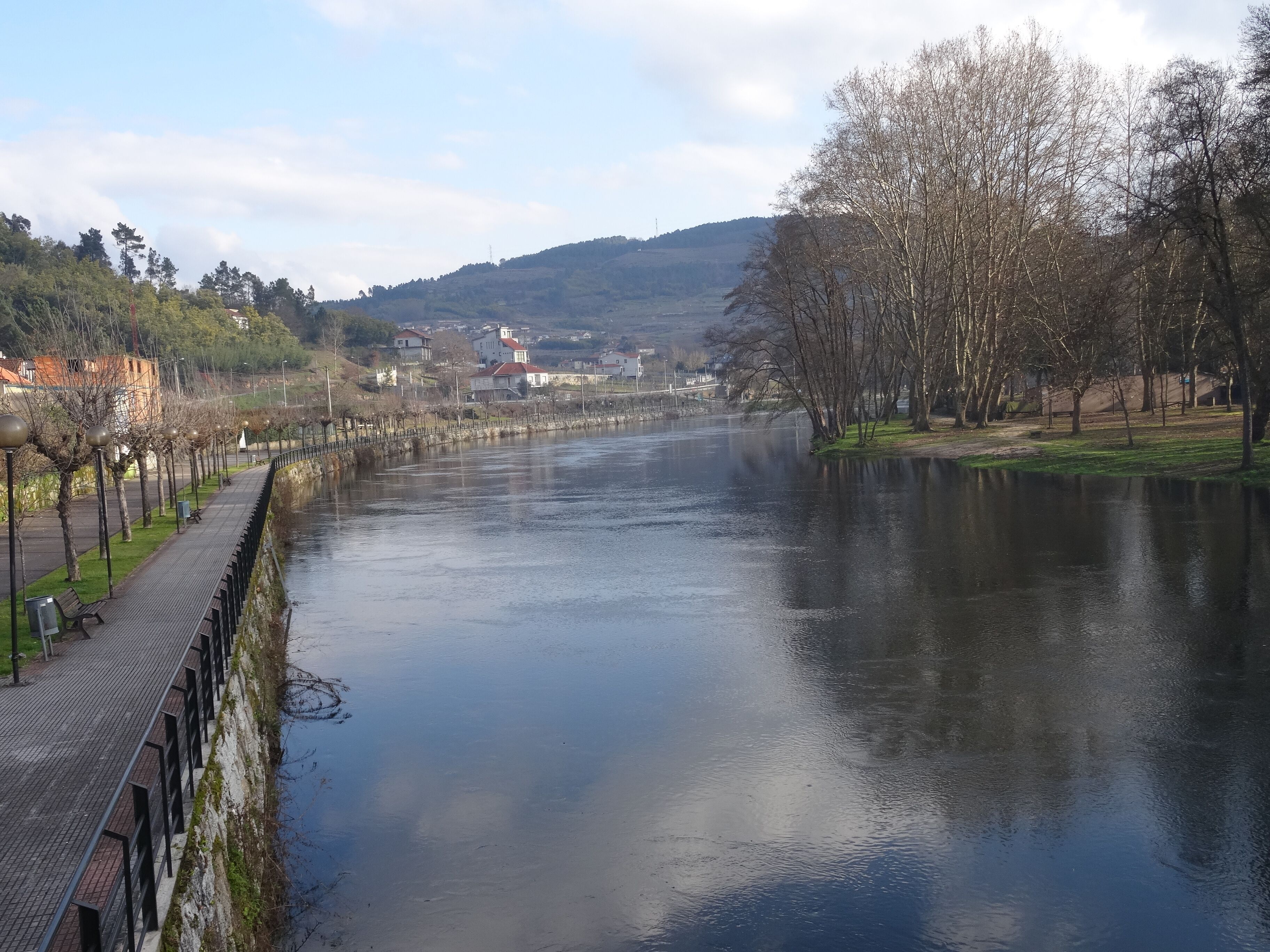 Paseo fluvial no río Avia ó seu paso polo concello de Leiro, Ourense.