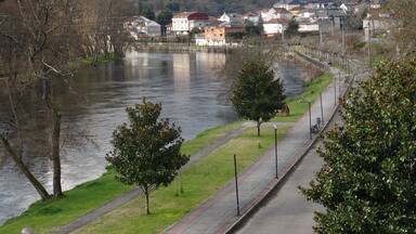 Paseo fluvial no río Avia ó seu paso polo concello de Leiro, Ourense.