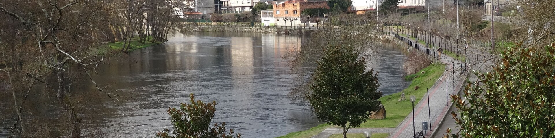 Paseo fluvial no río Avia ó seu paso polo concello de Leiro, Ourense.