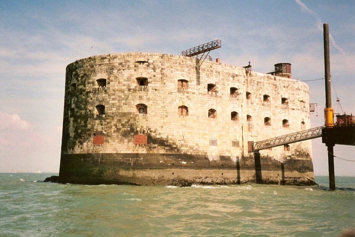 This building is indexed in the Base Mérimée, a database of architectural heritage maintained by the French Ministry of Culture, under the reference PA00104714 .