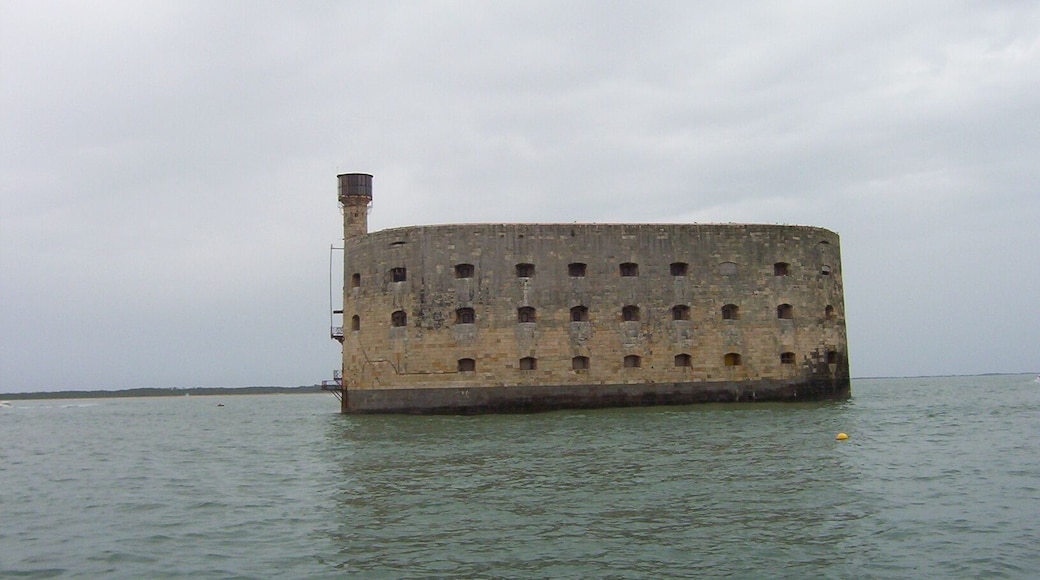 This building is inscrit au titre des Monuments Historiques. It is indexed in the Base Mérimée, a database of architectural heritage maintained by the French Ministry of Culture, under the reference PA00104714 .