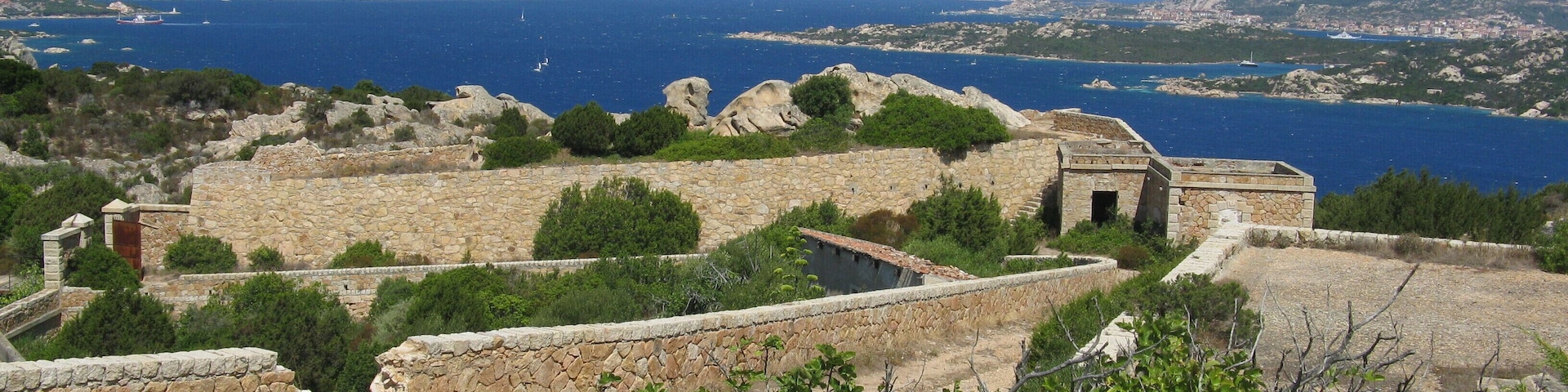 Capo d'Orso, dal vecchio fortino: panorama verso la Maddalena