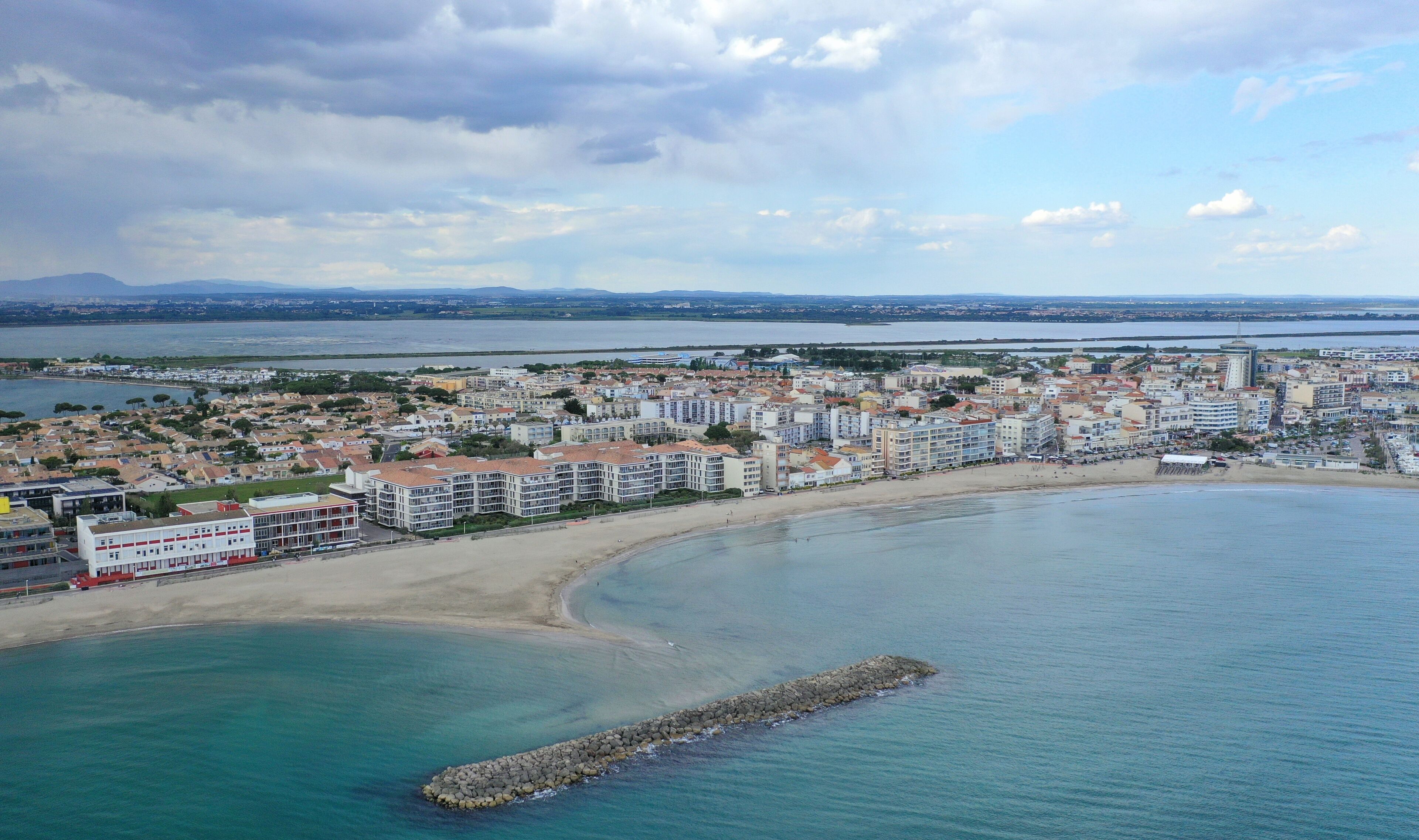 survol du port de Palavas-les-Flots près de Montpellier au bord de la mer méditerranée dans le sud de la France	