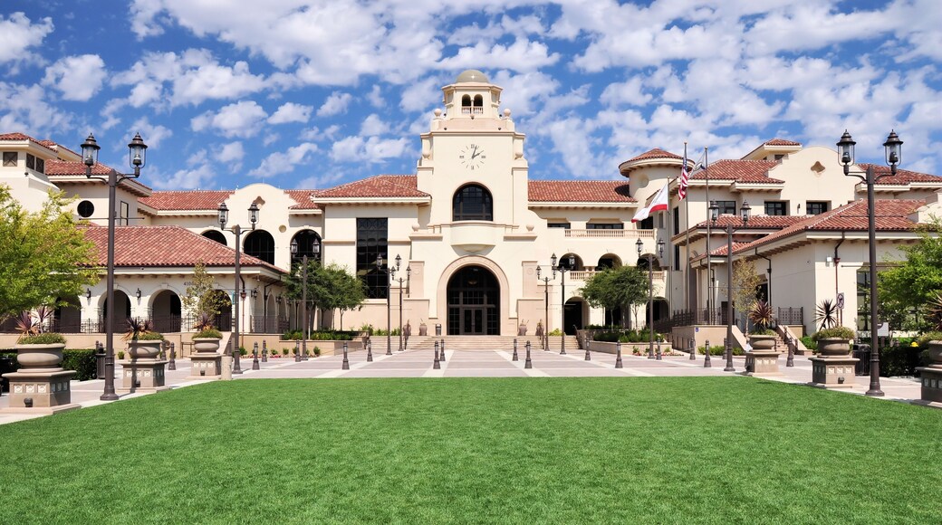 A green lawn frames this view of City Hall in Temecula, California.