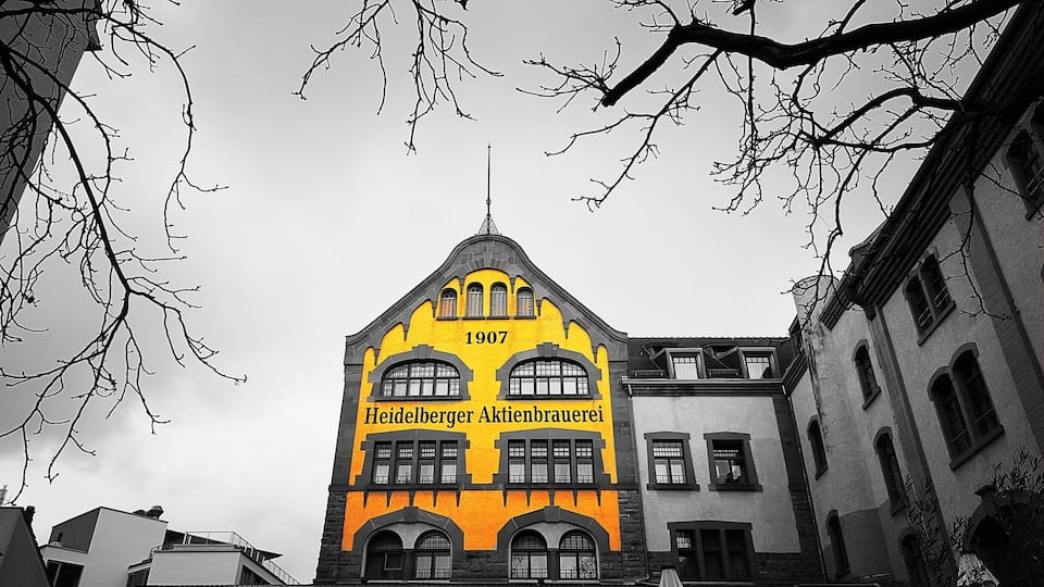 A building with the year 1907 and the name "Heidelberger Aktienbrauerei" on its facade.