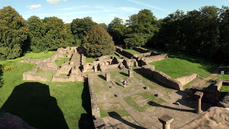 Das Michaelskloster auf dem Heidelberger Heiligenberg. Aus acht Einzelaufnahmen zusammengesetztes Panorama. Kamerastandort: Der Westturm des Klosters. Horizontaler Bildwinkel: ca. 140°