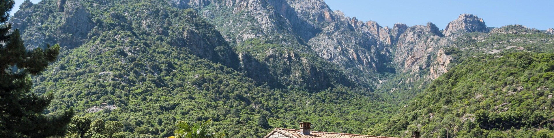 The rock formation of the Tre Signore can be seen from the village of Porto (Corsica). The highest peak has an elevation of 1146 meters abive sea level