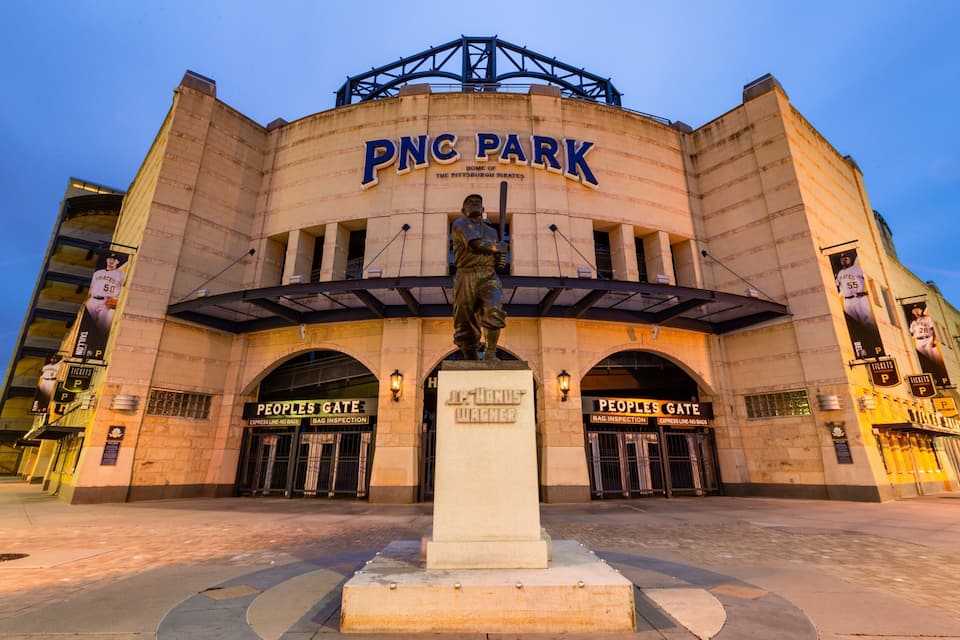 Le stade PNC Park, avec une statue d’un joueur de baseball devant l’entrée.