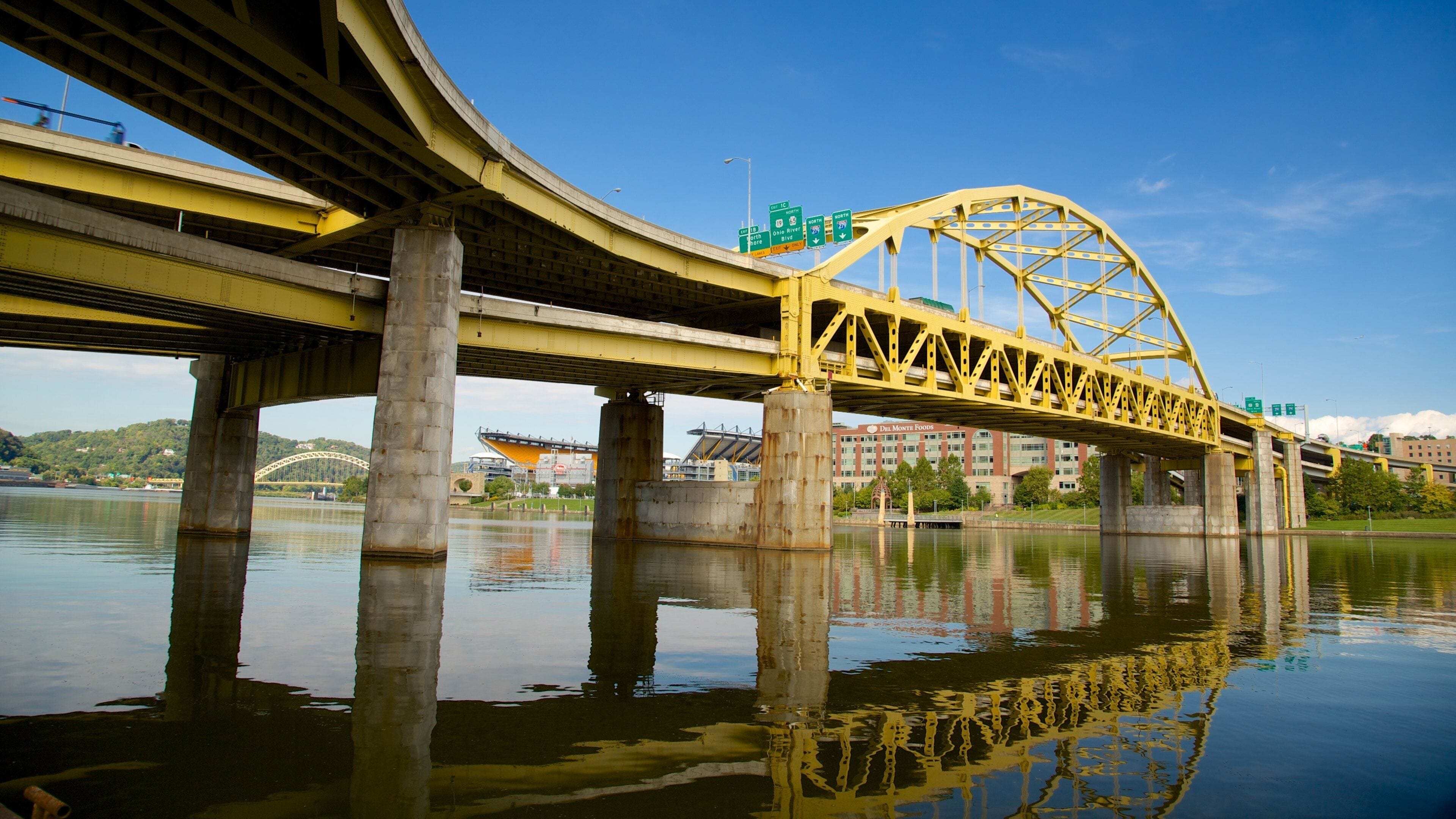 PNC Park que inclui uma ponte e um rio ou córrego