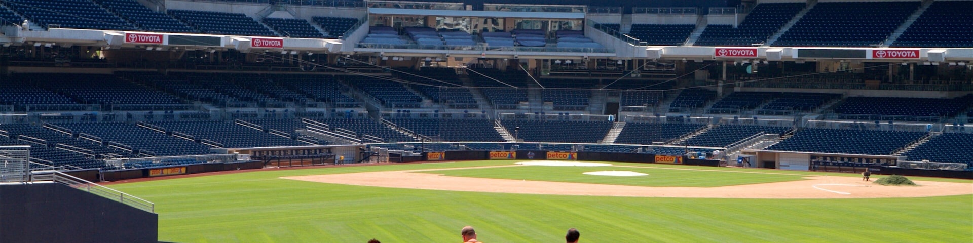 Parque Petco assim como um pequeno grupo de pessoas