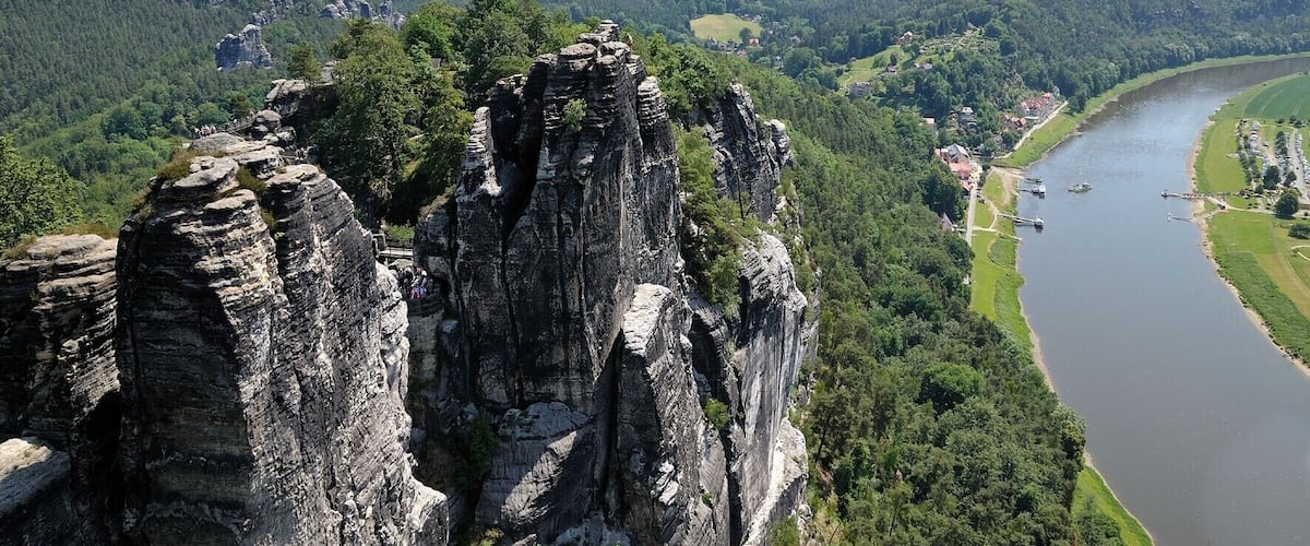SĂ€chsische Schweiz â Elbsandsteingebirge â Blick an den Basteifelsen vorbei elbaufwĂ€rts nach Niederrathen und Rathen