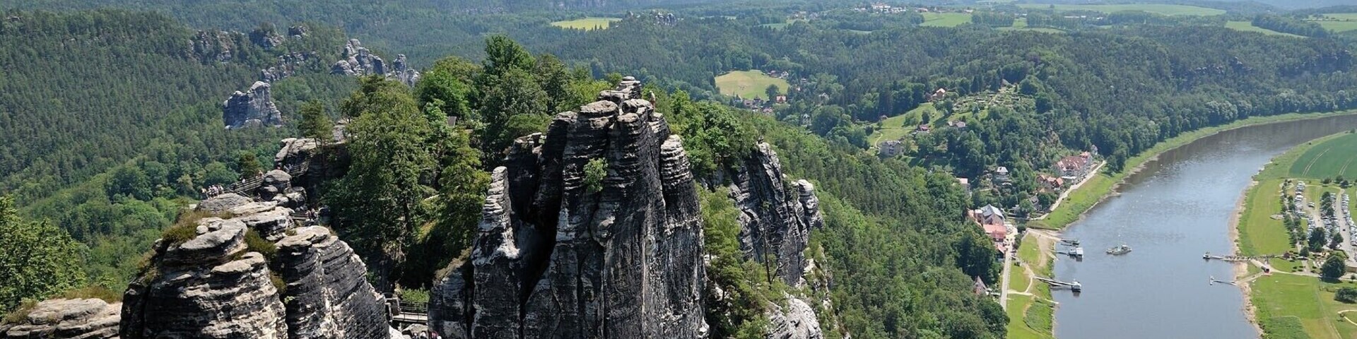 Sächsische Schweiz – Elbsandsteingebirge – Blick an den Basteifelsen vorbei elbaufwärts nach Niederrathen und Rathen