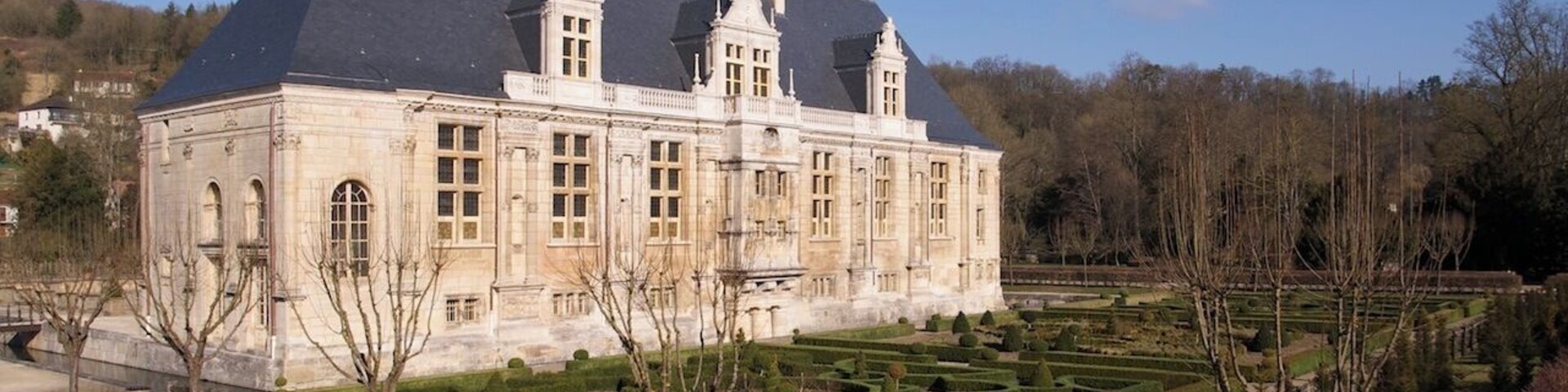 This building is indexed in the Base Mérimée, a database of architectural heritage maintained by the French Ministry of Culture, under the reference PA00079078 .